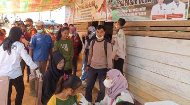 Pemerintah Indonesia masih terus menggenjot cakupan vaksinasi COVID-19, termasuk vaksinasi bagi masyarakat suku anak dalam (SAD). (Dok. PT Marga Bara Jaya)