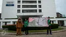 Aktivis Greenpeace Indonesia dan Orangutan membentangkan spanduk saat mengelar aksi damai di kawasan kantor HSBC, kompleks World Trade Center (WTC) I, Jakarta, Kamis (9/2). (Liputan6.com/Gempur M Surya)