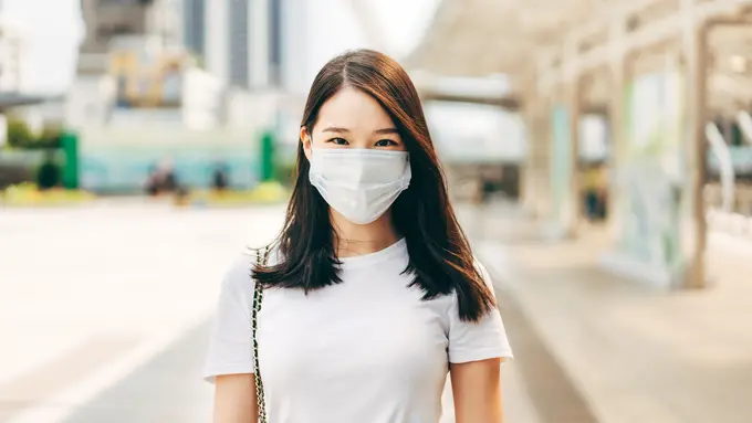 perempuan memakai masker