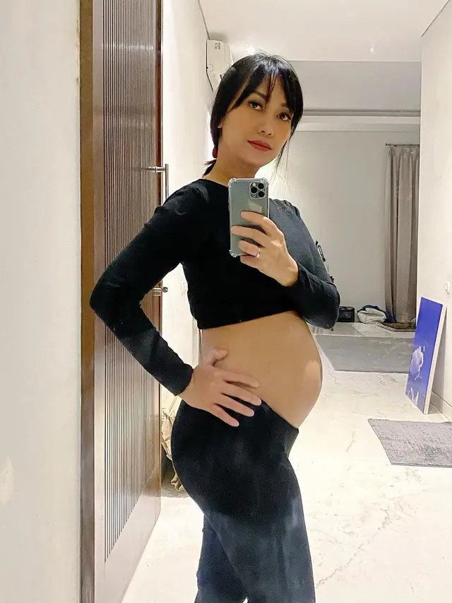 Potret Nola B3 Pamer Baby Bump, Hamil Anak Keempat. (Sumber: Instagram/riafinola)