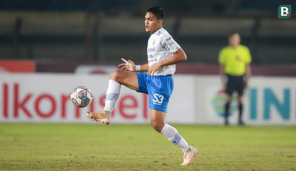 Berposisi sebagai bek tengah, Irianto mampu tampil solid walaupun sedikit tercoreng dengan gol indah Boaz Solossa. Meski sempat menyamakan kedudukan menjadi 1-1 dan unggul jumlah pemain, Maung Bandung harus kalah di babak penalti. (Bola.com/Bagasakara Lazuardi)