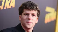 Jesse Eisenberg Rela Ditangkap Polisi Demi Hobi Menulis