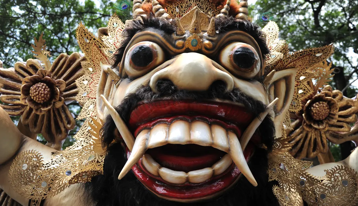 Ogoh-ogoh dipersiapkan sebelum menjelang perayaan Nyepi di Denpasar, Bali, Senin (27/3). Umat Hindu di Bali akan merayakan hari raya Nyepi Tahun Baru Saka 1939 pada tanggal 28 Maret 2017. (AFP Photo / Sonny Tumbelaka) 