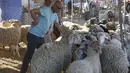 Orang-orang mengunjungi pasar ternak menjelang Hari Raya Idul Adha di Tunis, Tunisia, pada 20 Juli 2020. (Xinhua/Adel Ezzine)