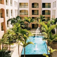 Jangan asal murah, banyak hal yang patut dipertimbangkan saat hendak booking hotel. (Foto: unsplash.com)