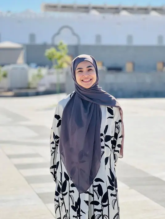 Potret penampilan terbaru presenter Feni Rose menarik perhatian. Dalam unggahan beberapa hari terakhir, Feni Rose tampil beda dari biasanya. Presenter itu tampil mengenakan hijab. Berikut beberapa potretnya. [Instagram/fenirose]