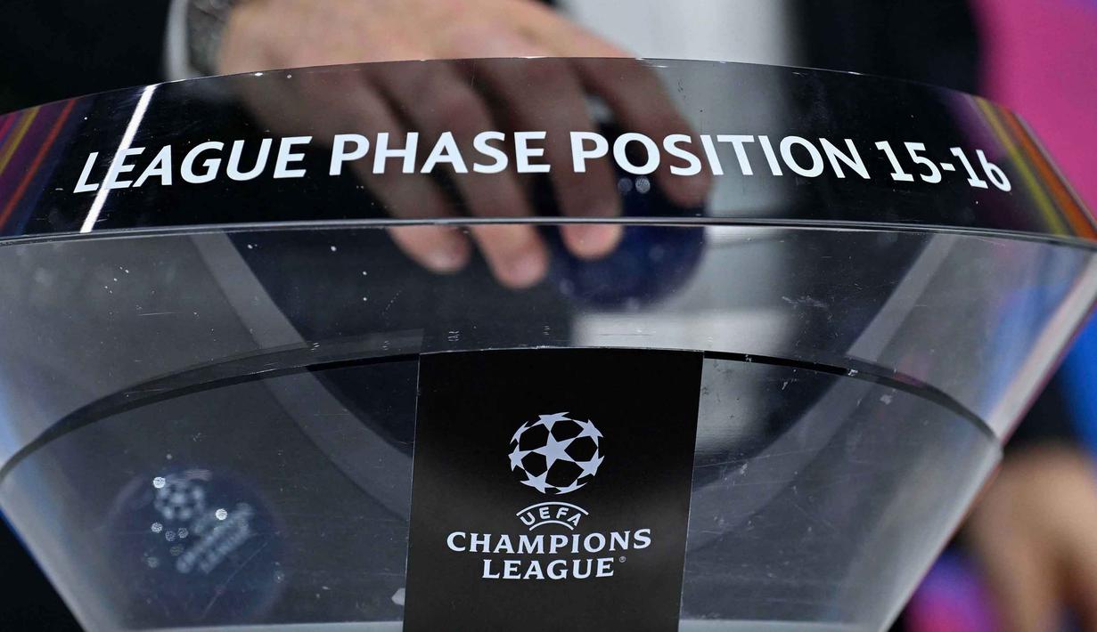 Acara pengundian play-off babak 16 besar Liga Champions telah dilaksanakan di Nyon, Swiss, Jumat (30/1/2026). Tampak dalam foto, mantan pemain sepak bola Prancis dan duta Liga Champions UEFA, Robert Pires, membuka mangkuk undian selama pengundian babak play-off fase gugur Liga Champions UEFA 2025-2026 di House of European Football, Nyon, Swiss pada 30 Januari 2026. (Harold CUNNINGHAM/AFP)