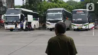 Bus AKAP terparkir di Terminal Kampung Rambutan Jakarta, Senin (30/3/2020). Untuk mencegah penyebaran virus Corona COVID-19, Dishub Pemprov DKI Jakarta menghentikan sementara layanan Bus Antar Kota Antar Provinsi pertanggal 30 Maret 2020 pukul 18.00 WIB. (Liputan6.com/Helmi Fithriansyah)