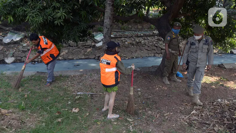 FOTO: Pelanggar Protokol Kesehatan Diberi Sanksi Menyapu