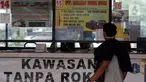 Calon penumpang melihat loket penjualan tiket bus AKAP di Terminal Kampung Rambutan, Jakarta, Kamis (22/4/2021). Satgas Penanganan Covid-19 mengeluarkan Adendum Surat Edaran Nomor 13 tahun 2021 tentang peniadaan mudik hari raya Idul Fitri 1442 H selama H-14 dan H+7. (Liputan6.com/Helmi Fithriansyah)