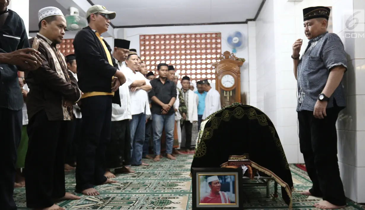 Suasana jelang prosesi Salat Jenazah Cahyono di mushola dekat kediamannya, Jakarta, Kamis (25/5). Pelawak yang tergabung dalam Jayakarta Grup ini meninggal di usia 65 Tahun. (Liputan6.com/Herman Zakharia)