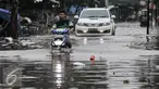 Pengendara motor berusaha menerobs banjir di kawasan Kemang Utara, Jakarta Selatan, Rabu (20/7). Akibat intensitas hujan deras yang mengguyur Jakarta, sejumlah ruas jalan tergenang air. (Liputan6.com/Yoppy Renato)