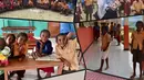 "Berbagi buku, membuka jendela masa depan, with sist @chrissysiahaan di Sekolah SD YPK sisir 1 #Masir #Kaimana #Papuabarat 📚👬👭👫#LearningIsBeautiful," tulisnya dalam Instagram miliknya. (Instagram/tamarableszynskiofficial)