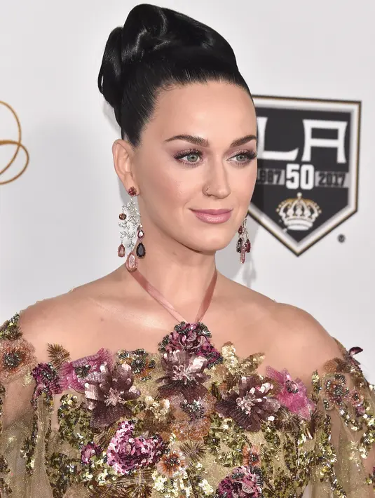 Rela mengeluarkan uangnya sebesar $10.000 untuk ‘Planned Parenthood’ pada Jumat (11/11) lalu. Katy juga mengatakan pada penggemarnya bahwa sekarang adalah waktunya mengubah kata-kata menjadi tindakan. (AFP/Bintang.com)