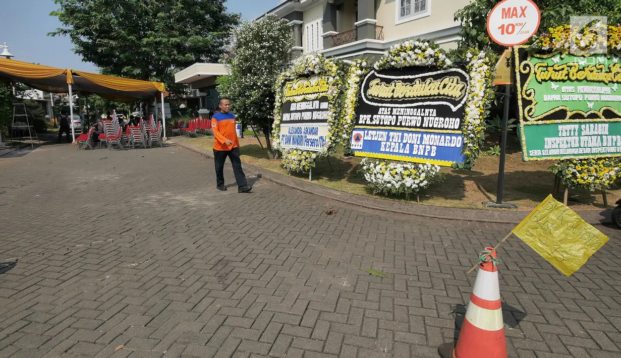 Sejumlah karangan bunga menghiasi rumah duka almarhum Kepala Pusat Data Informasi dan Humas BNPB Sutopo Purwo Nugroho terlihat di rumah duka Raffles Hils, Cimanggis,  Depok, Jawa Barat, Minggu (7/7/2019). Sutopo meninggal di Guang Zhou China. (Liputan6.com/Herman Zakharia)