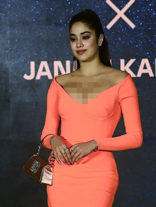 Janhvi Kapoor tersenyum saat difoto selama acara komersial di Mumbai pada 21 September 2022. Artis film Dhadak ini mengenakan  lipstik berwarna merah menambah kesan seksi pada penampilannya. (AFP/Sujit Jaiswal)