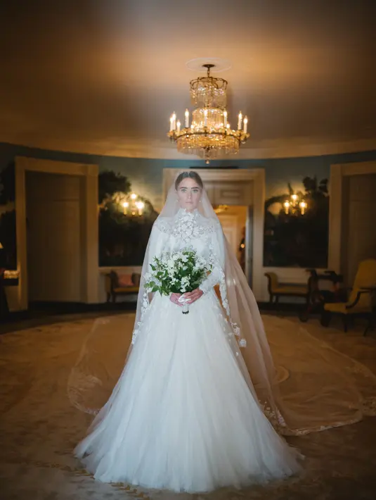 Sedangkan untuk gaun, rancangan Ralph Lauren menjadi gaun yang dipilihnya. Gaya klasik mendominasi total look yang ditampilkan. [Foto: Tiffany & Co. dok]