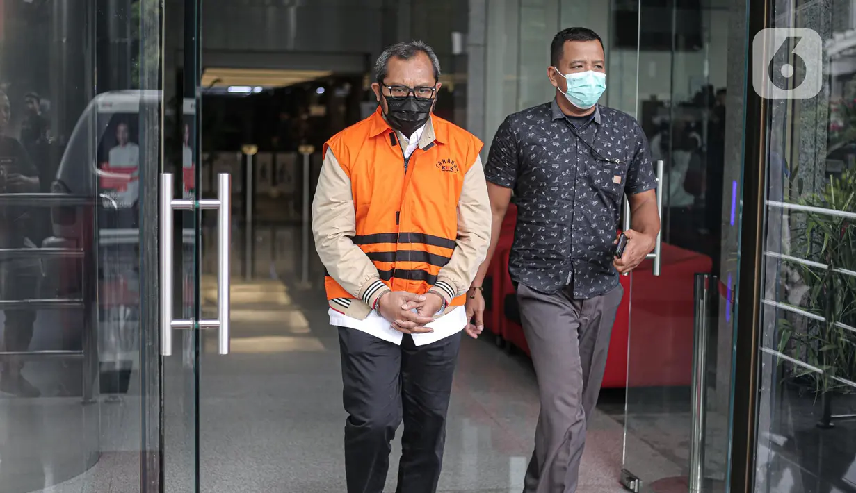 Wakil Ketua DPRD Jawa Timur, Sahat Tua Simanjuntak  berjalan keluar usai menjalani pemeriksaan di Gedung Merah Putih KPK, Jakarta, Rabu (11/1/2023). Sahat Tua Simanjuntak diperiksa sebagai tersangka terkait dugaan tindak pidana korupsi suap pengurusan alokasi dana hibah bersumber dari APBD Jawa Timur. (Liputan6.com/Faizal Fanani)