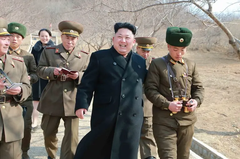 Kim Yo-jong (paling belakang)  terlihat mendampingi sang kakak (KNS / KCNA / AFP)
