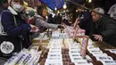 Warga membeli bahan-bahan untuk membuat makanan tahun baru atau osechi di Pasar Tsukiji, Tokyo, Jepang, Kamis (26/12/2019). Osechi terdiri dari berbagai jenis makanan istimewa. (AP Photo/Eugene Hoshiko)