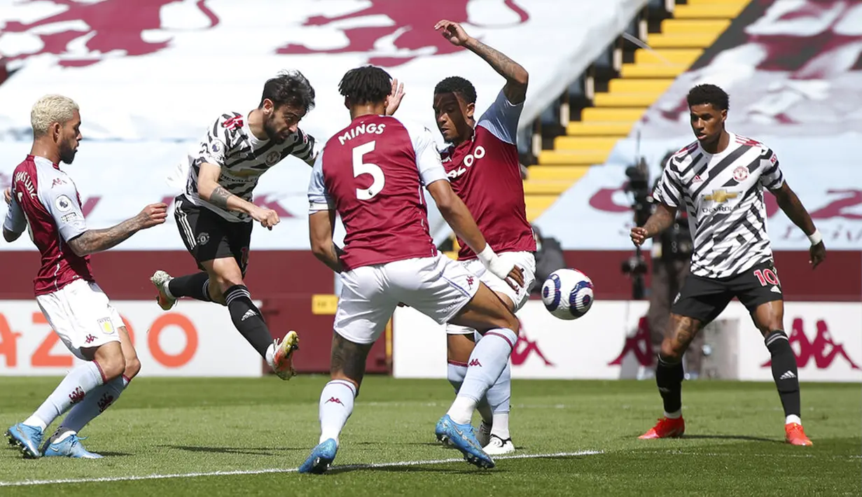 Pemain Manchester United Bruno Fernandes (kedua kiri) menendang bola saat melawan Aston Villa pada pertandingan Liga Inggris di Villa Park, Birmingham, Inggris, Minggu (9/5/2021). Manchester United menang 3-1. (Nick Potts/Pool via AP)