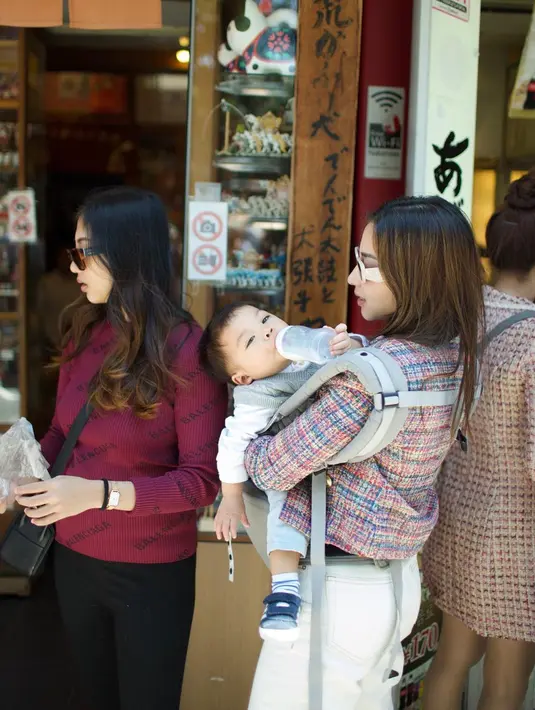 Momen saat Nikita Willy momong anak pertama juga tak lepas dari sorotan. Terlebih cara pola asuh Nikita Willy yang menerapkan metode BLW pada Baby Issa juga masih dianggap tak biasa bagi kebanyakan masyarakat Indonesia. (Liputan6.com/IG/@nikitawillyofficial94)