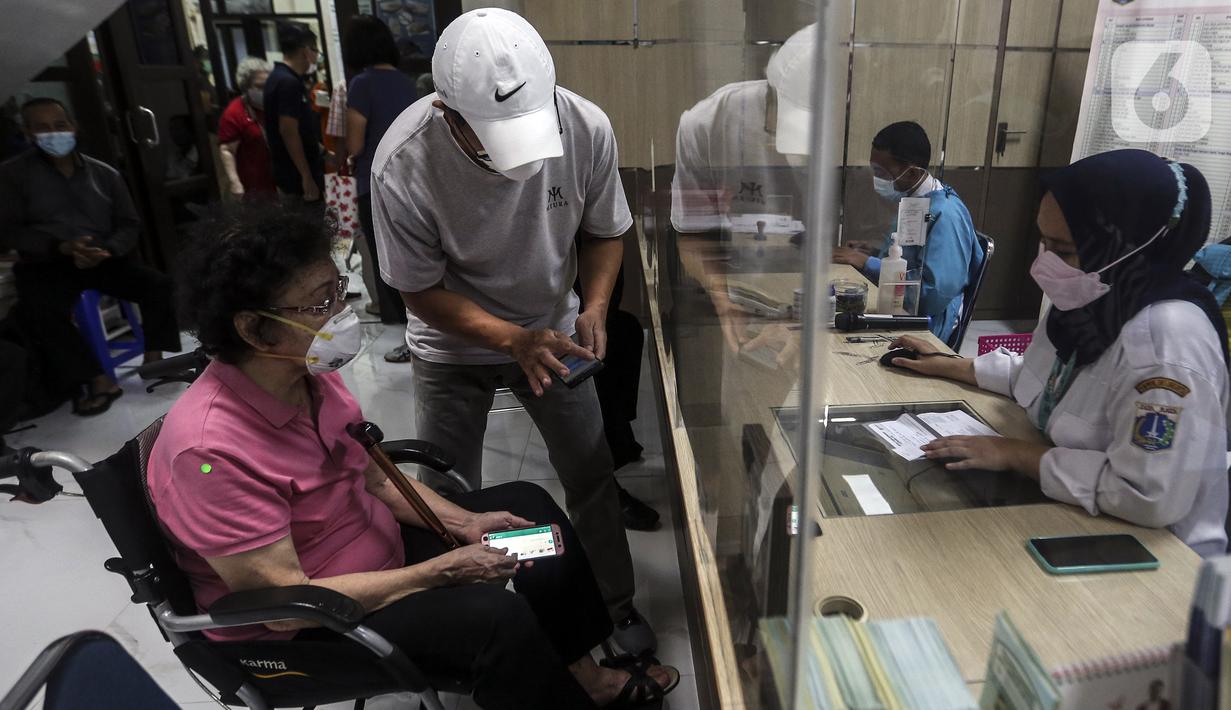 Warga melakukan pendaftaran saat pelaksanaan vaksinasi booster COVID-19 di Puskesmas Cilandak, Jakarta, Rabu (12/1/2022). Pemerintah memulai program vaksinasi booster COVID-19 gratis untuk masyarakat umum berusia 18 tahun ke atas. (Liputan6.com/Johan Tallo)