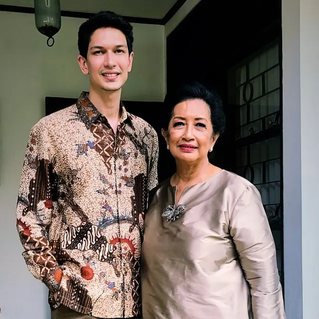 Jarang Terekspos, Ini 6 Potret Kebersamaan Dimas Beck dan IbundaJarang Terekspos, Ini 6 Potret Kebersamaan Dimas Beck dan Ibunda