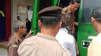 Nikita Mirzani diangkut menggunakan mobil tahanan untuk mengikuti sidang perdana di Pengadilan Negeri Serang. (Liputan6.com/Yandhi Deslatama)