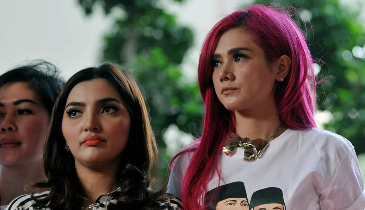 Ashanty dan Mulan Jameela tampak serius saat melihat acara deklarasi Gema Indonesia Jakarta, Rabu, (21/5/14) (Liputan6.com/Johan Tallo)