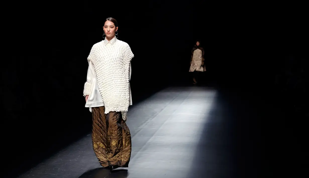 Model berjalan di runway Amazon Fashion Week Tokyo 2018 menampilkan koleksi desainer Indonesia, Anandia Marina Putri dan Novita Yunus, di Tokyo, Selasa (20/3). Pagelaran busana ini digelar dari 19 hingga 24 Maret 2018 mendatang. (AP/Shizuo Kambayashi)