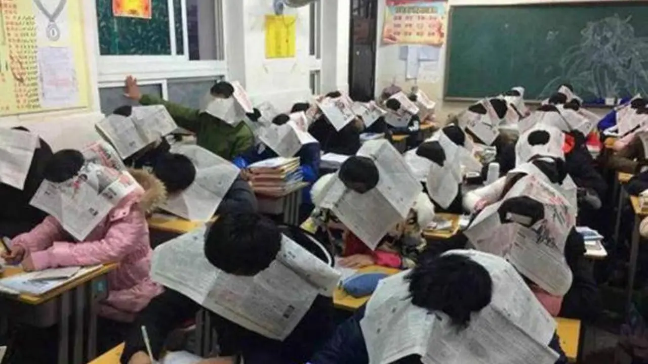 Alat anti-menyontek murah meriah dari koran. (Weibo)