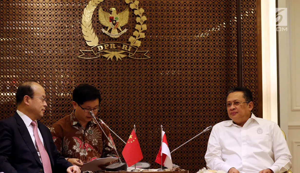 Ketua DPR, Bambang Soesatyo berbincang dengan Duta Besar Republik Rakyat Tiongkok (RRT) Xiao Qian di ruangan pimpinan DPR di Gedung Nusantara II, Kompleks Parlemen Senayan, Jakarta, Rabu (18/4). (Liputan6.com/Johan Tallo)