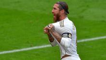 Bek Real Madrid, Sergio Ramos, melakukan selebrasi usai membobol gawang Athletic Bilbao pada laga La liga di Stadion San Mames, Minggu (5/7/2020). Real Madrid menang 1-0 atas Athletic Bilbao. (AFP/Ander Gillenea)