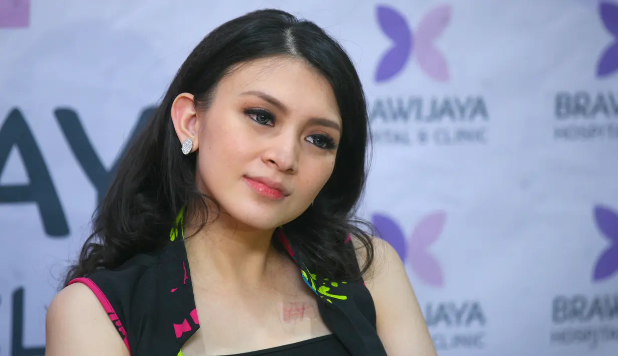 “Parfaiz itu berarti pemenang Fahrezel berarti baik, Shaquil berarti tampan. Kalau Nugroho kan bapaknya. Artinya seorang pemenang berwajah tampan,” kata Donita di RSIA Brawijaya, Cipete, Jakarta Selatan, Sabtu (13/1/2018). (Nurwahyunan/Bintang.com)