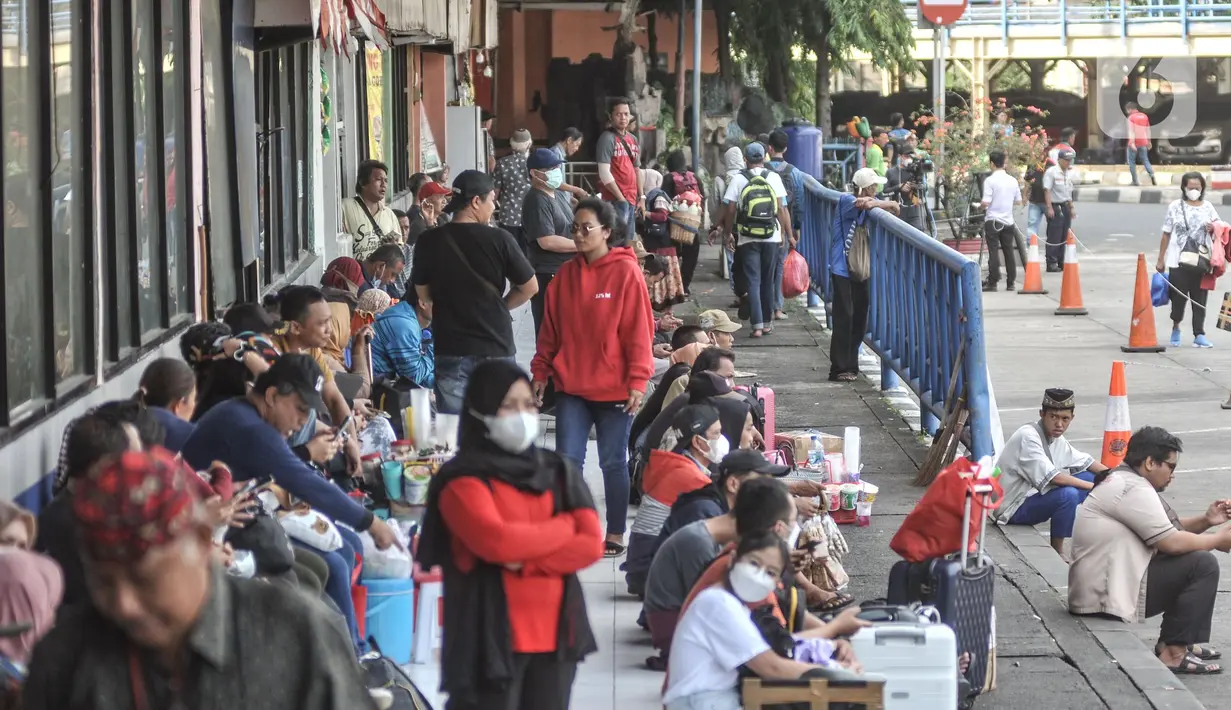 Calon penumpang saat menunggu keberangkatan bus antarkota antarprovinsi (AKAP) di Terminal Kampung Rambutan, Jakarta Timur, Selasa (20/12/2022). Petugas Dinas Perhubungan Terminal Kampung Rambutan mengatakan jumlah penumpang tujuan kota di Sumatera, Jawa, dan Bali mengalami peningkatan hampir 10 persen dibandingkan hari biasa jelang liburan Natal 2022 dan Tahun Baru 2023. (merdeka.com/Iqbal S. Nugroho)