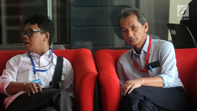 Kepala BPPSPAM, Bambang Sudiatmo menunggu panggilan akan menjalani pemeriksaan oleh penyidik terkait kasus suap sejumlah proyek pembangunan SPAM TA 2017-2018 di Kementerian PUPR di Gedung KPK, Jakarta, Senin (25/2). (Merdeka.com/Dwi Narwoko)
