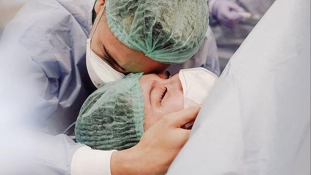 Lahirkan Anak Pertama Secara Caesar, Ini 6 Momen Persalinan Asmirandah
