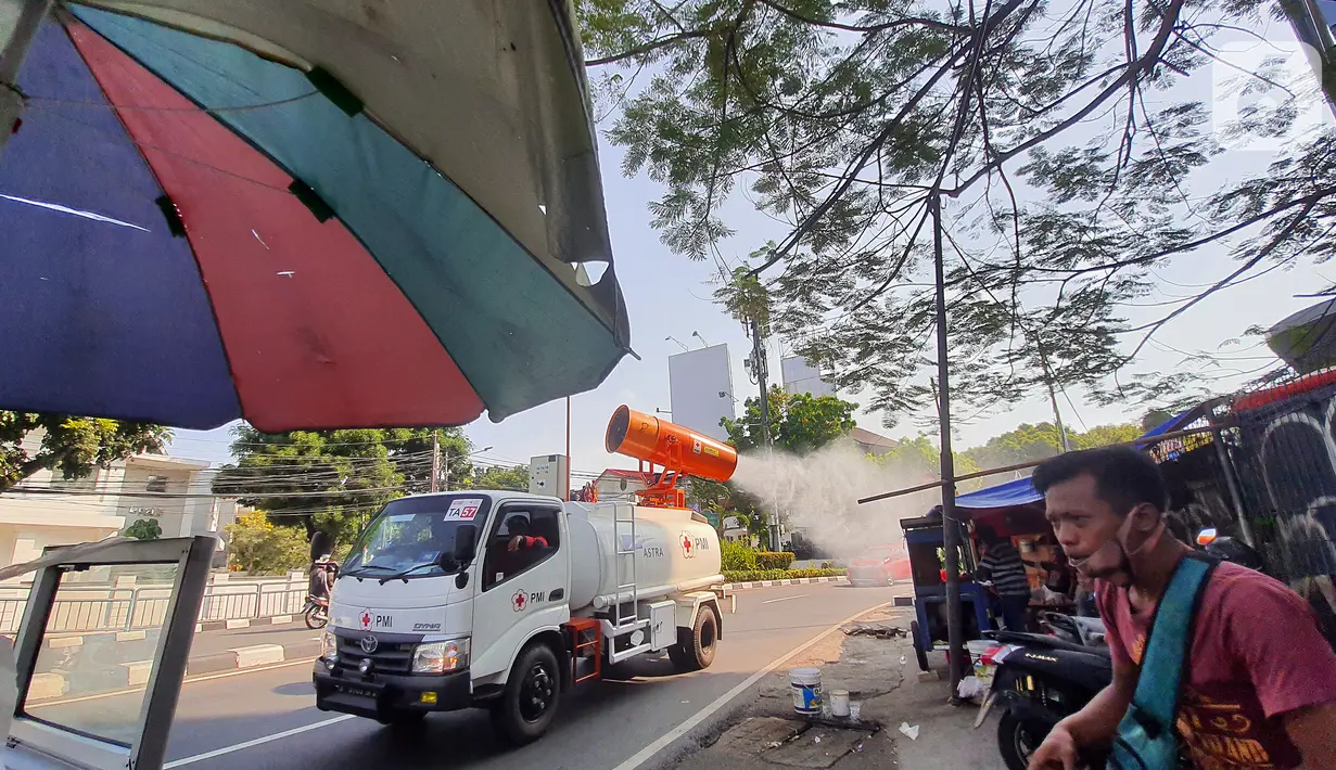 Sebuah mobil gunner spraying melakukan penyemprotan cairan disinfektan di kawasan Senayan, Jakarta, Senin (31/8/2020). Data dari Kementerian Kesehatan dalam 24 jam terakhir sampai Minggu (30/8), kasus baru COVID-19 di Jakarta menembus angka 1.094 atau terbanyak nasional. (Liputan6.com/Fery Pradolo)