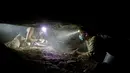 Tim relawan dan arkeolog dari Israel Antiquities Authority (IAA) saat mencari barang-barang bersejarah di gua tengkorak, Gurun Yudea, Israel, Rabu (1/6). Para arkeolog mencari sisa-sisa Gulungan Laut Mati yang tersembunyi di gua. (REUTERS / Ronen Zvulun)