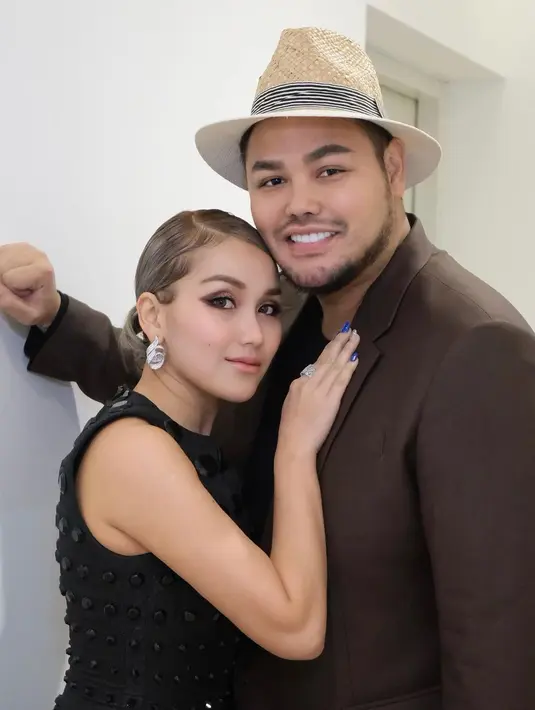 Bahkan saat dipakai untuk tampilan sehari-hari, rupanya rambut bernuansa silver bisa berikan impresi trendi yang seru. (Foto: Instagram/ Ayu Ting Ting).