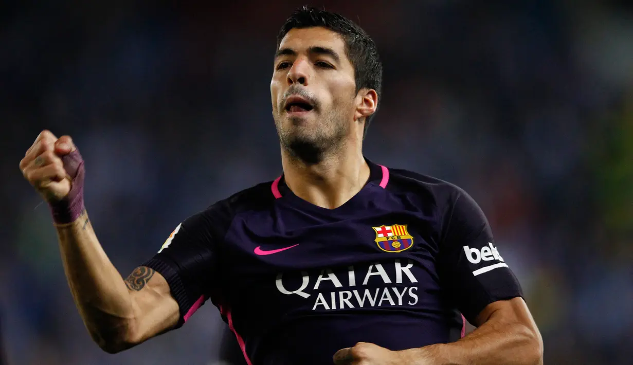 Luis Suarez berselebrasi usai menjebol gawang Espanyol dalam laga Liga Spanyol, di Stadion RCDE, Spanyol, Sabtu (29/4). Suarez menyumbang 2 gol dalam laga yang berakhir dengan skor 3-0 tersebut. (AP Photo/ Manu Fernandez)