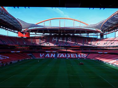 Estadio da Luz terletak di kota Lisbon, tak jauh dari kandang rival sekota Sporting CP, Estadio Jose Alvalade. Kemegahan semakin terasa ketika berjalan mendekat stadion. Nuansa merah dengan hiasan gambar para pemain kebanggan menuntun langkah menuju ke dalam Estadio Da Luz. (Bola.com/Bagaskara Lazuardi)