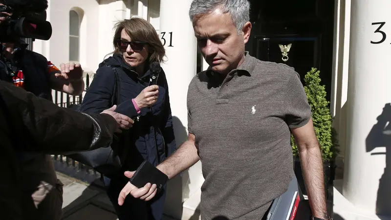 Jose Mourinho saat meninggalkan rumahnya di London 