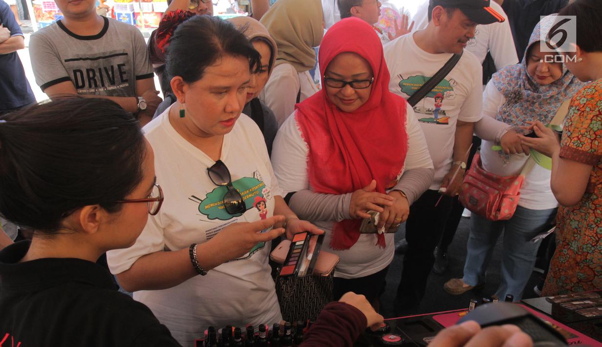 Deputi Bidang Pengawas Obat Tradisional Suplemen Kesehatan dan Kosmetik BPOM Mayagustina Andarini menghadiri kampanye Cerdas Memilih dan Menggunakan Kosmetik Aman dan Bermutu di Pusat Grosir Asemka, Jakarta, Sabtu (24/11). (Liputan6.com/Herman Zakharia)