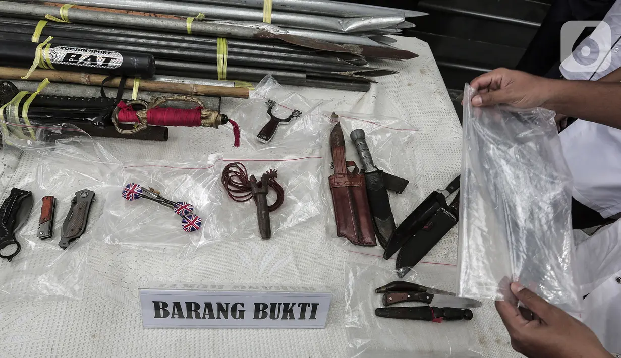 Barang bukti kasus premanisme kelompok John Kei ditunjukkan saat rilis di Polda Metro Jaya, Jakarta, Senin (22/6/2020). John Kei memerintahkan anak buahnya membunuh Nus Kei dan anggotanya berinisial ER karena kecewa atas tidak meratanya uang hasil penjualan tanah. (Liputan6.com/Johan Tallo)