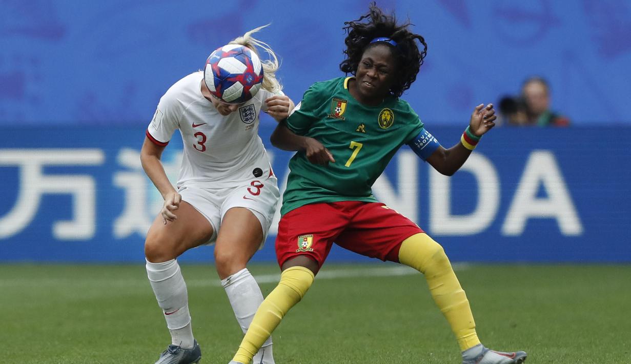 Duel Alex Greenwood (kiri) dengan Gabrielle Onguene asal Kamerun di laga 16 besar Piala Dunia Wanita 2019 antara Inggris vs Kamerun.  ( AP/Michel Spingler )