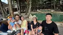 Momen liburan sambil momong anak Nikita Willy makin diramaikan berkat keberadaan Winona Willy dan Galih Baghaskara. Mereka terlihat kompak bak double date namun sudah menggendong anak. (Liputan6.com/IG/@nikitawillyofficial94).