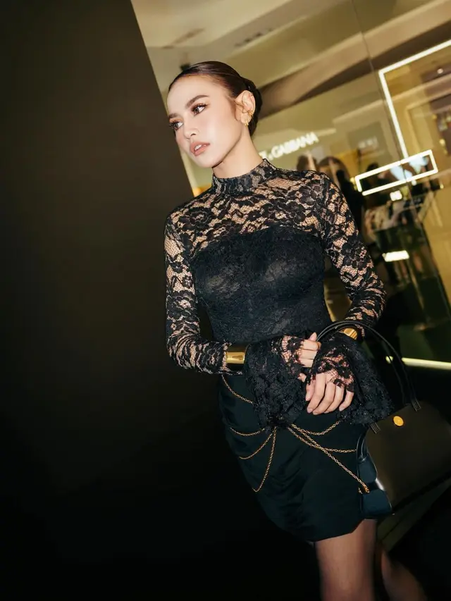 Mahalini di Opening Dolce & Gabbana Beauty tampil senada dengan dress lace. [@mahaliniraharja]