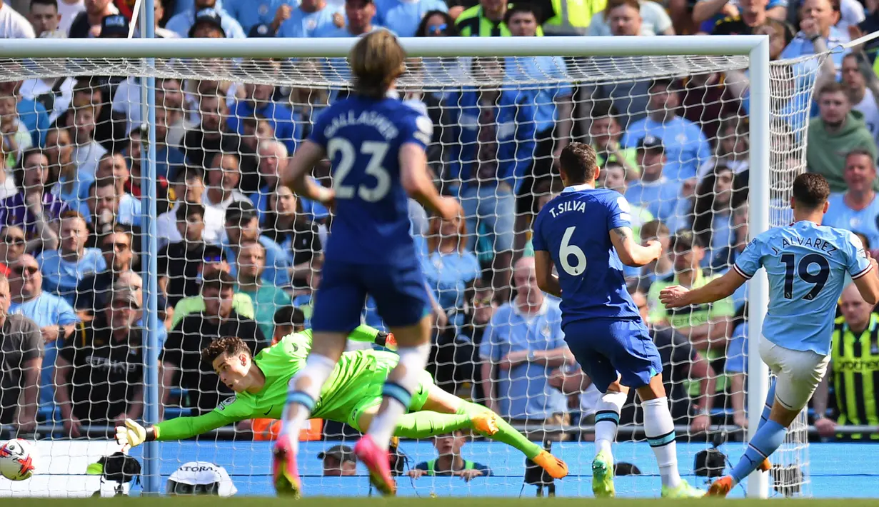 Striker Manchester City, Julian Alvarez (kanan) mencetak gol tunggal kemenangan Manchester City atas Chelsea pada laga lanjutan pekan ke-37 Liga Inggris 2022/2023 di Etihad Stadium, Manchester (21/5/2023). (AFP/Oli Scarff)